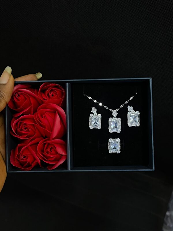 The Radiant Set - Image 10